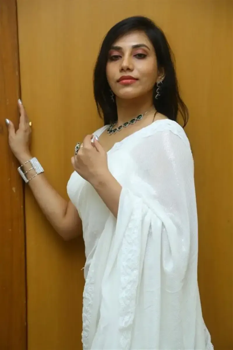 INDIAN ACTRESS MADHUMITHA IN SLEEVELESS WHITE SAREE 4